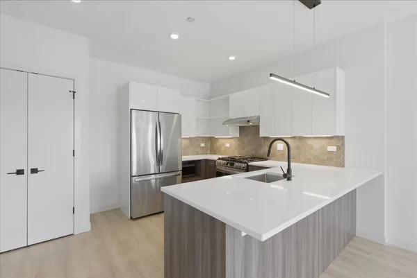 $2,420 | 948 West Sunnyside Avenue, Unit 303, Chicago, IL 60640