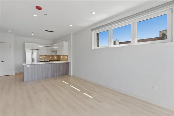 $2,420 | 948 West Sunnyside Avenue, Unit 303, Chicago, IL 60640