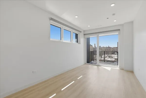 $2,420 | 948 West Sunnyside Avenue, Unit 303, Chicago, IL 60640