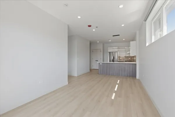 $2,420 | 948 West Sunnyside Avenue, Unit 303, Chicago, IL 60640