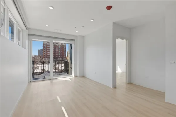 $2,420 | 948 West Sunnyside Avenue, Unit 303, Chicago, IL 60640