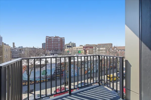 $2,420 | 948 West Sunnyside Avenue, Unit 303, Chicago, IL 60640