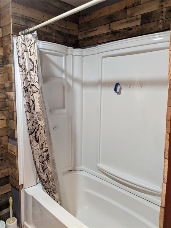 124 Chartiers Road Jefferson, PA 15344 - Photo 9 of 22 a bathroom with a bathtub and shower