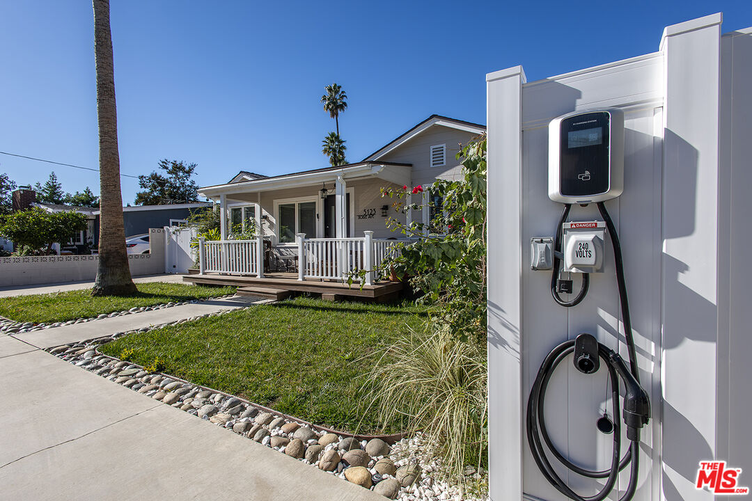 5123 Noble Avenue Sherman Oaks, CA 91403 - Photo 21 of 22 a front view of a house with garden