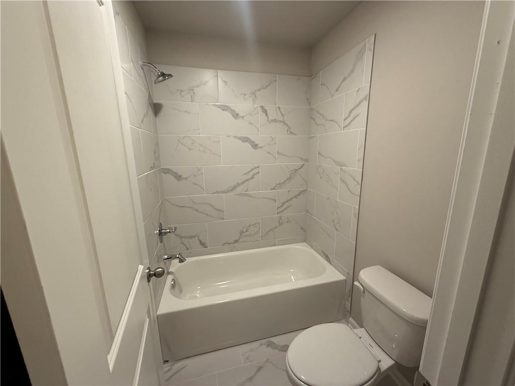 329 Lakeside Drive Canton, GA 30114 - Photo 17 of 34 a bathroom with a toilet and a bathtub