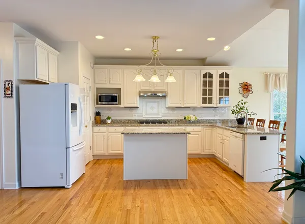 $798,000 | 523 Mallard Point Drive, North Aurora, IL 60542