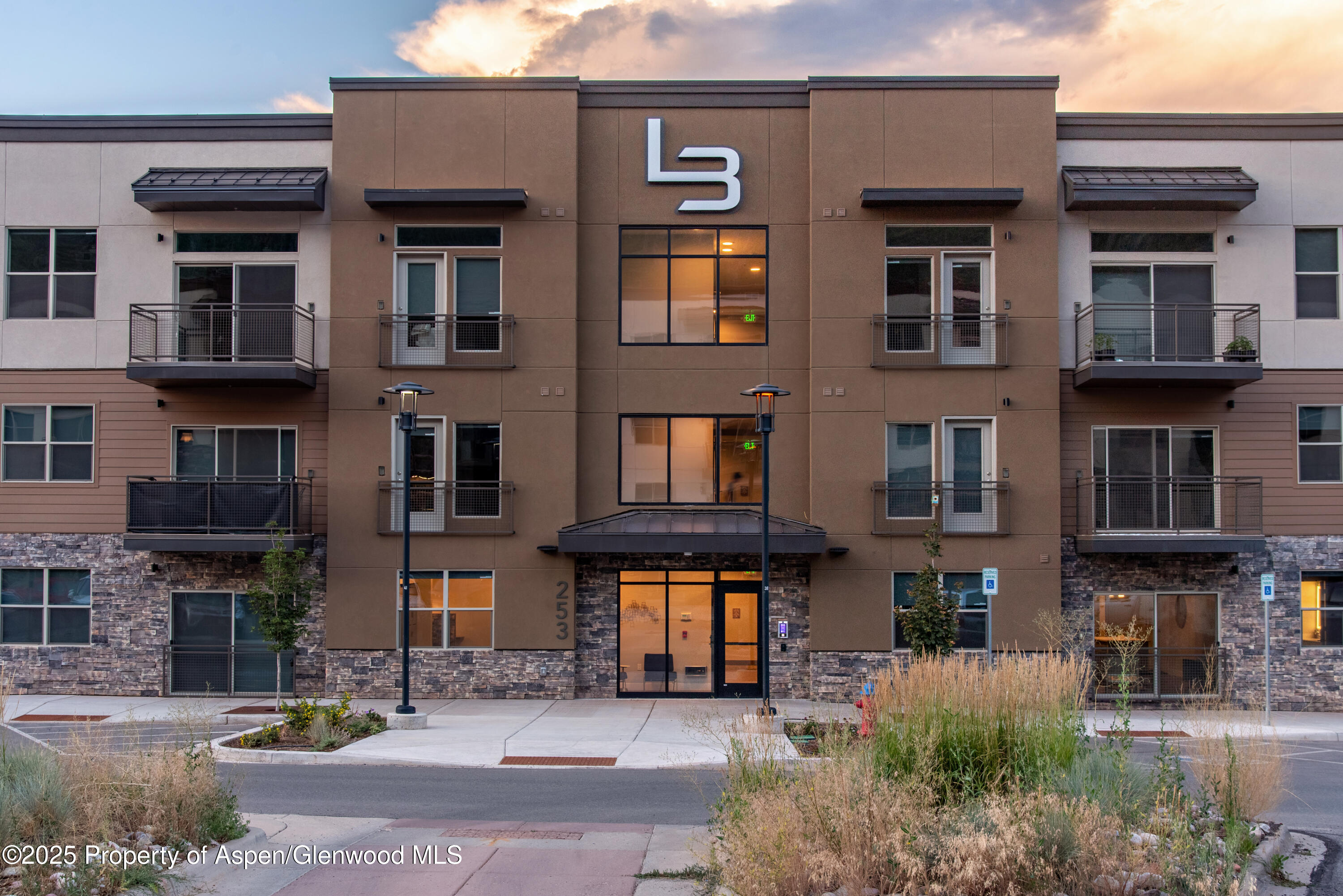 253 Wulfsohn Road, Unit 301 Glenwood Springs, CO 81601 - Photo 40 of 45 a front view of a multi story building