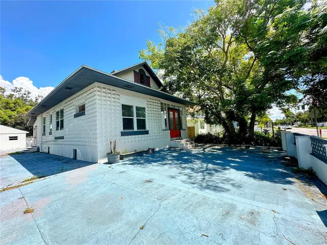 a view of a house with a backyard