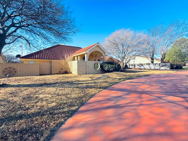 $400,000 | 1700 Northeast 2nd Street, Dumas, TX 79029