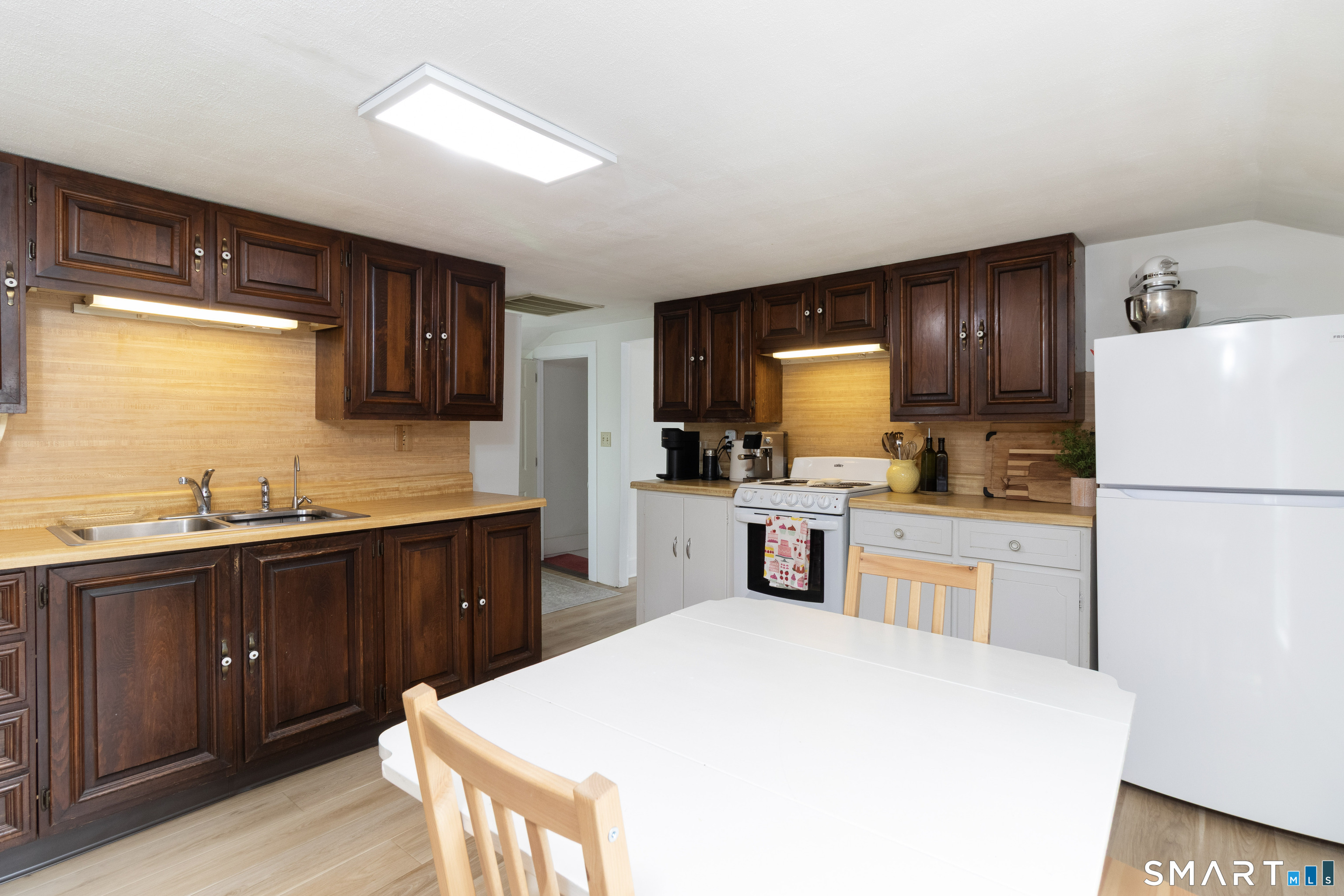 208 Boston Street Guilford, CT 06437 - Photo 9 of 37