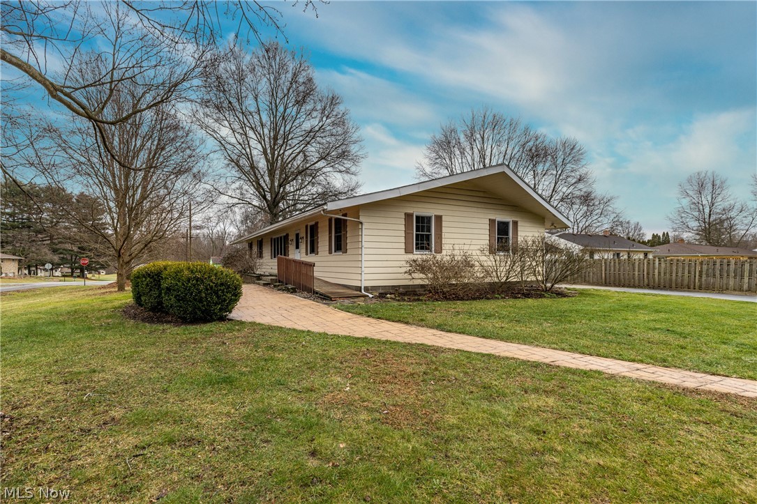 2210 Dexter Road Akron, OH 44320 - Photo 4 of 29
