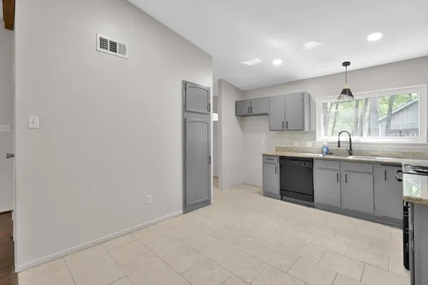 $2,000 | 21 Gambrel Oak Place, The Woodlands, TX 77380