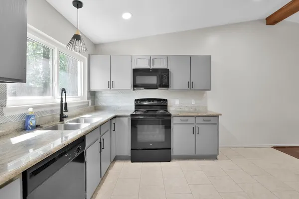 $2,000 | 21 Gambrel Oak Place, The Woodlands, TX 77380