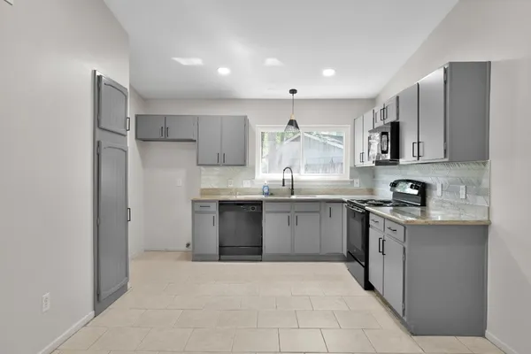 $2,000 | 21 Gambrel Oak Place, The Woodlands, TX 77380