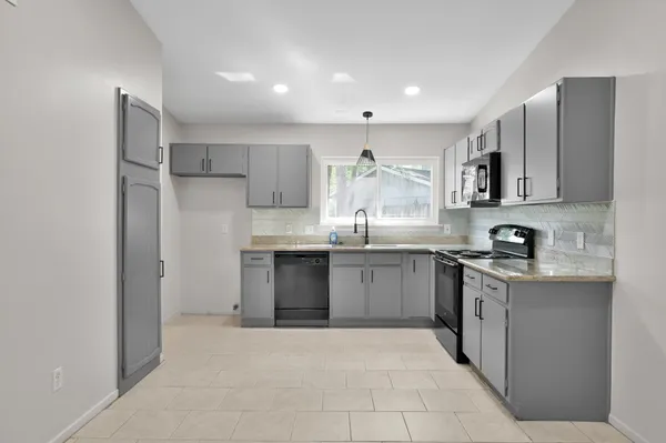 $2,000 | 21 Gambrel Oak Place, The Woodlands, TX 77380