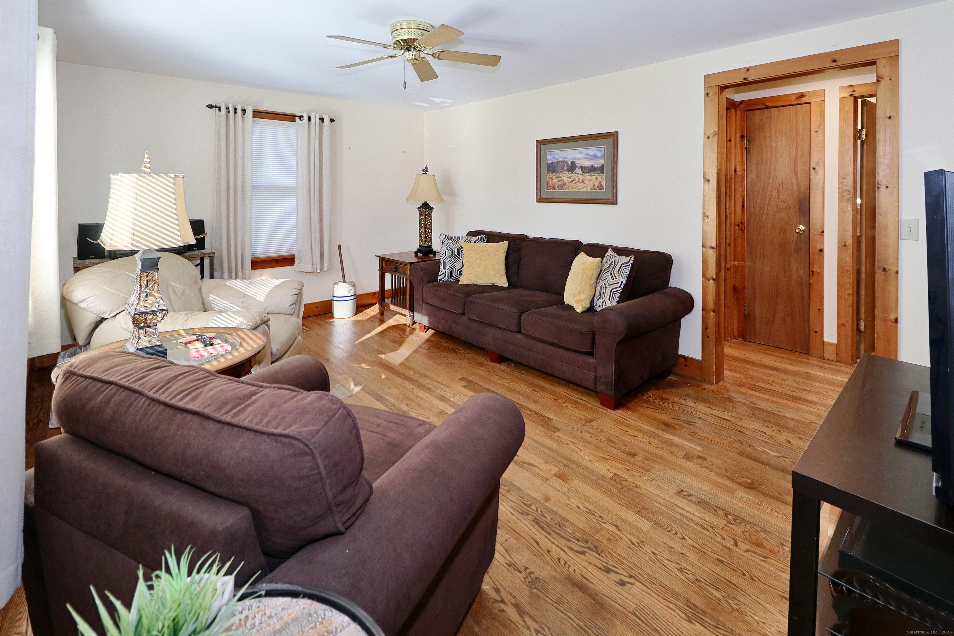 28 Stillson Place Fairfield, CT 06824 - Photo 4 of 28 a living room with furniture and a lamp