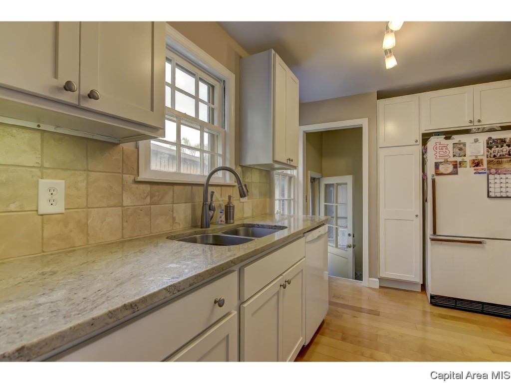 2048 South Walnut Street Springfield, IL 62704 - Photo 13 of 35