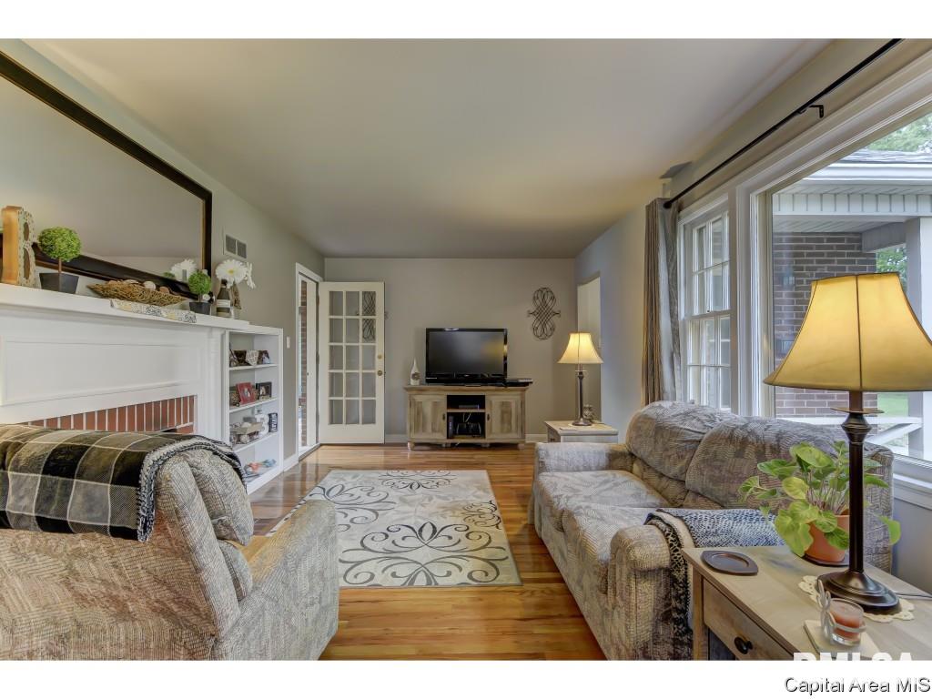 2048 South Walnut Street Springfield, IL 62704 - Photo 3 of 35