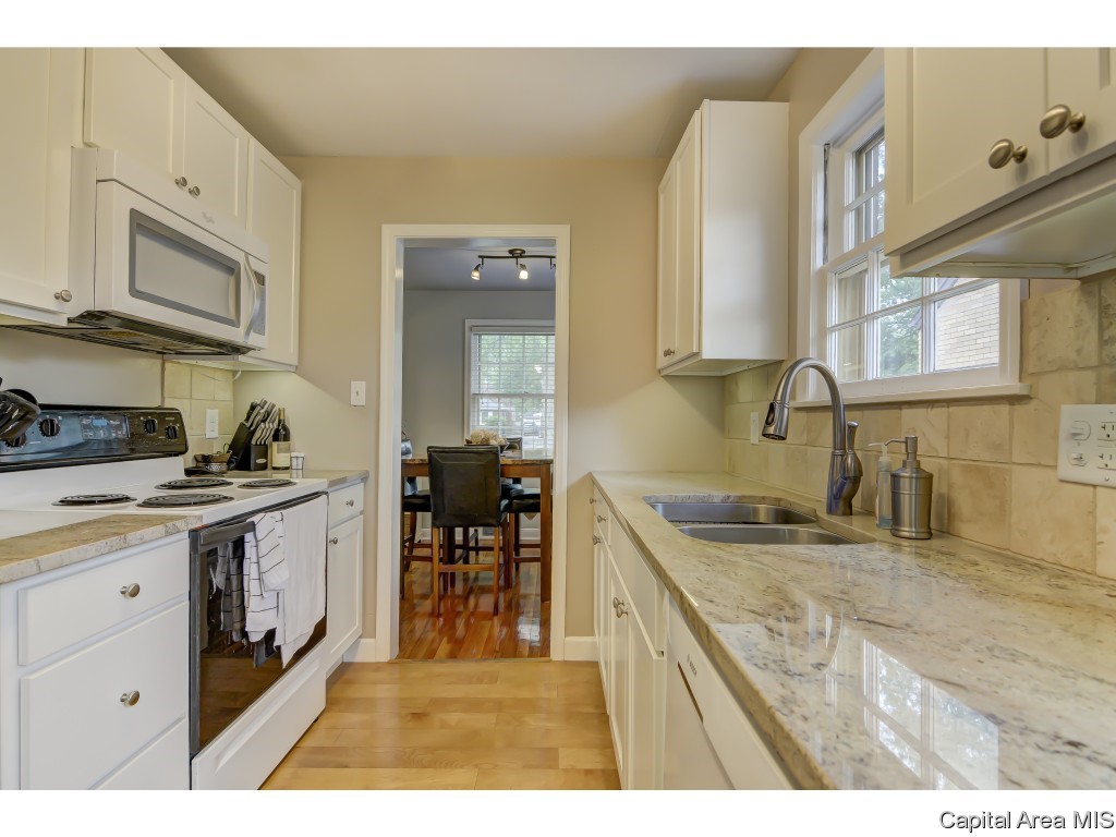 2048 South Walnut Street Springfield, IL 62704 - Photo 4 of 35