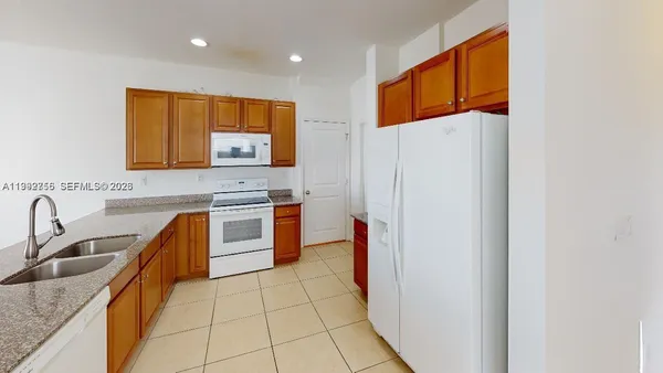 $3,700 | 460 Northeast 194th Terrace, Unit 460, Miami, FL 33179