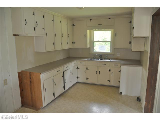 5611 Bethania Road Pfafftown, NC 27040 - Photo 3 of 9 Kitchen.