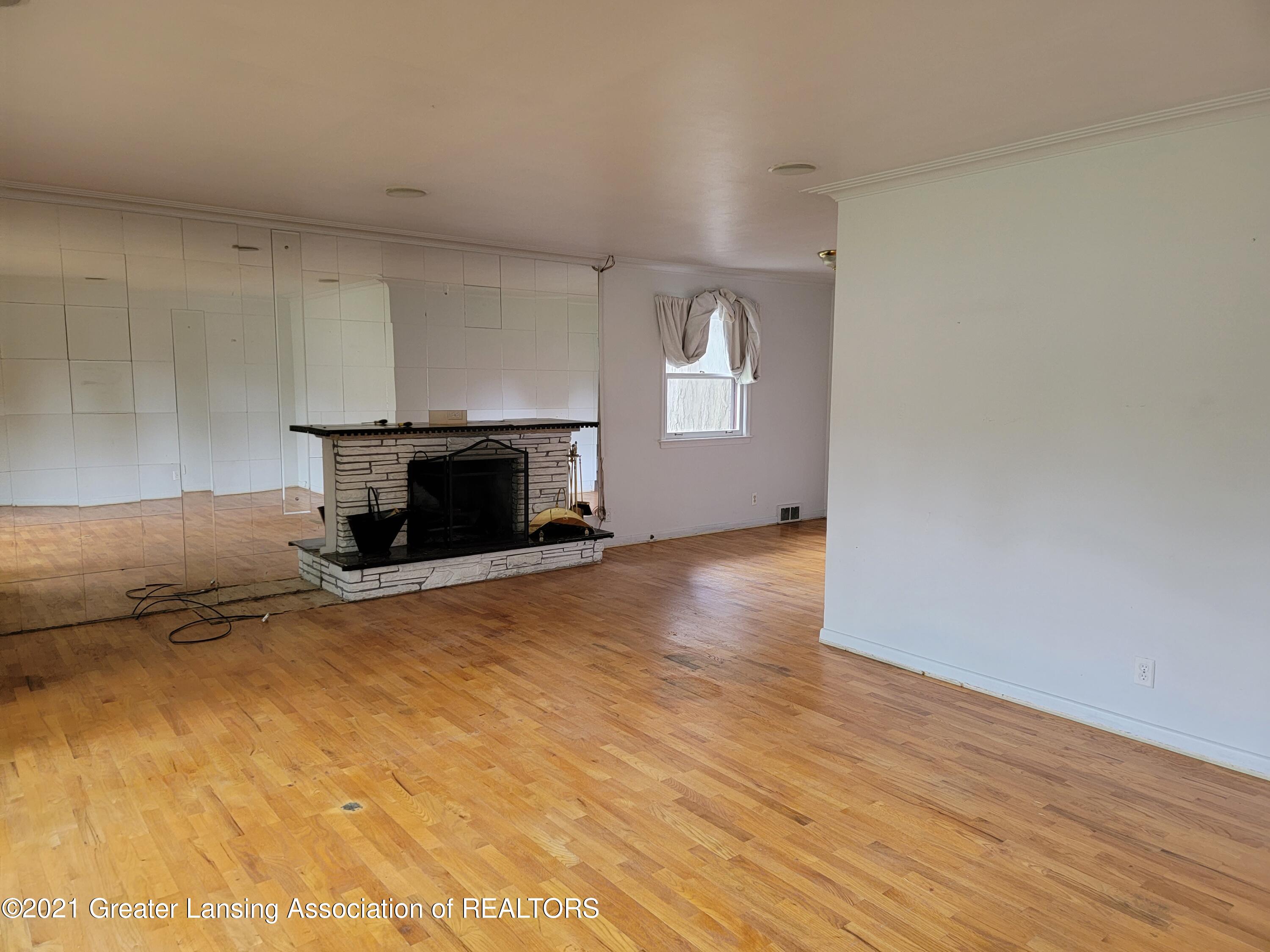2901 South Cambridge Road Lansing, MI 48911 - Photo 7 of 44 20210920_142733