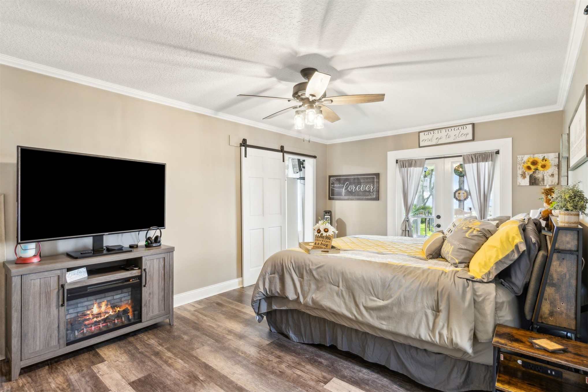 95210 Cook Road Fernandina Beach, FL 32034 - Photo 16 of 70 a bedroom with a bed and a flat screen tv