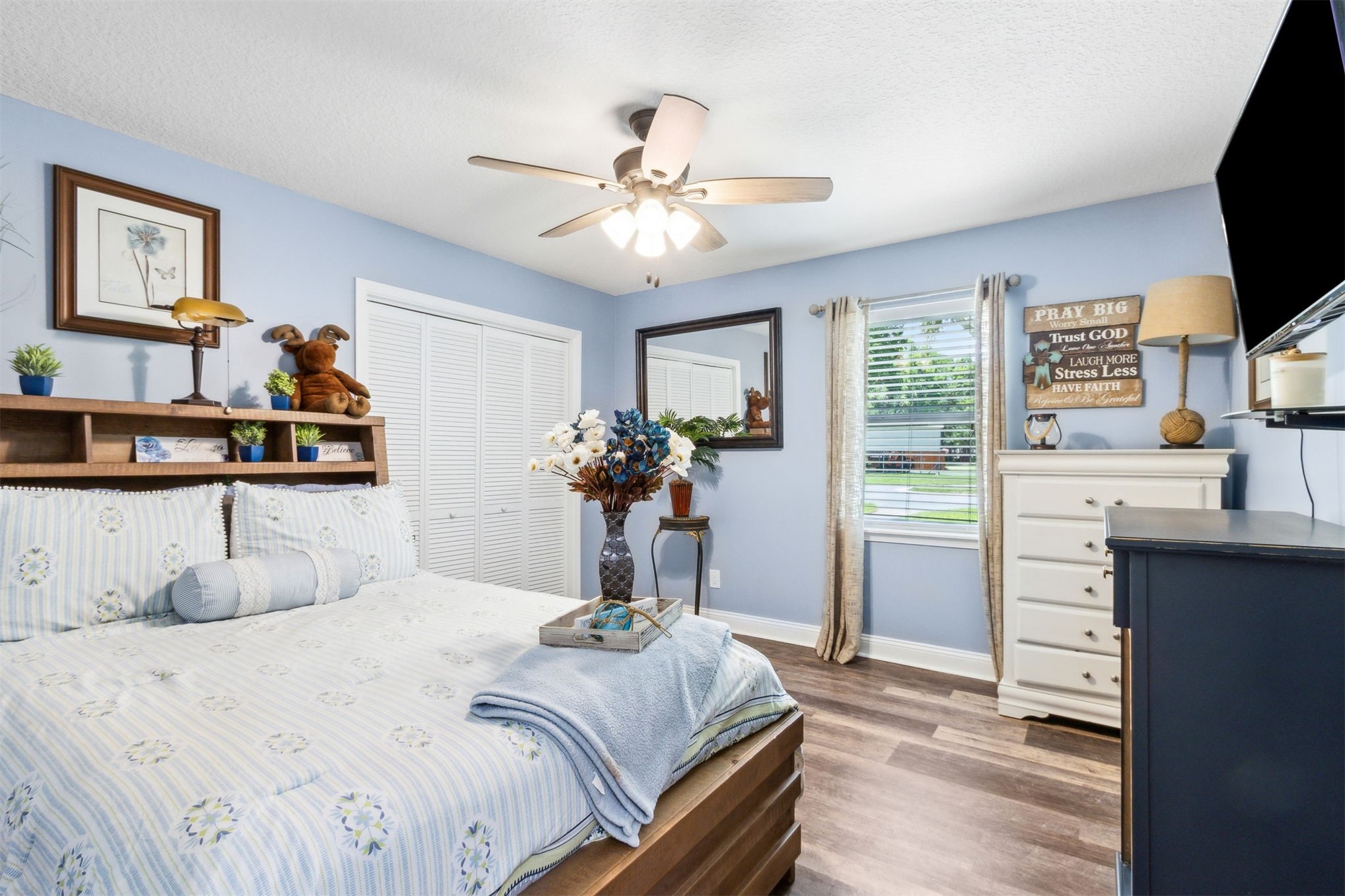 95210 Cook Road Fernandina Beach, FL 32034 - Photo 25 of 70 a bedroom with a bed and a chandelier