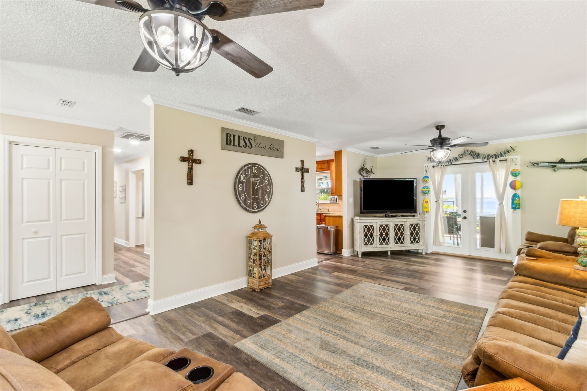 95210 Cook Road Fernandina Beach, FL 32034 - Photo 9 of 70 a view of a livingroom with furniture and a flat screen tv