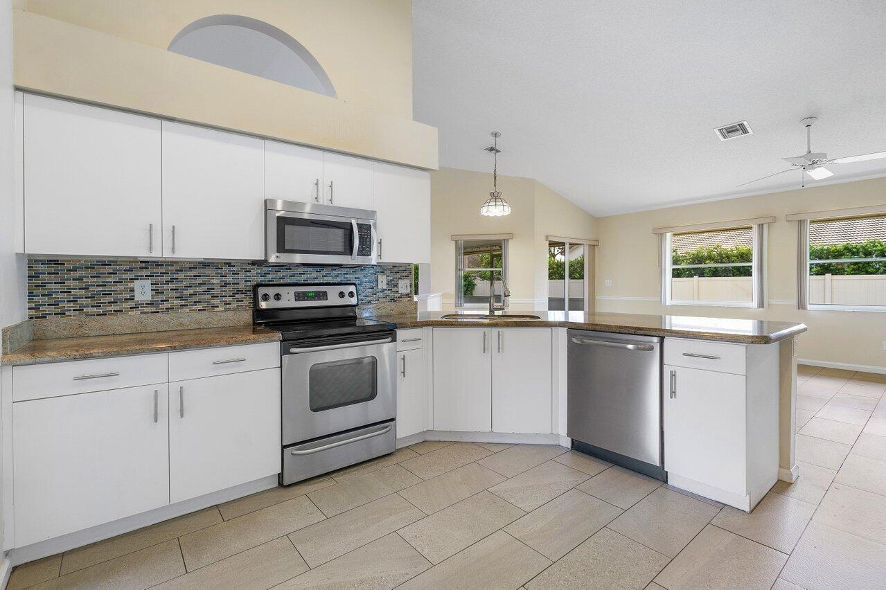 12815 Kingsway Road Wellington, FL 33414 - Photo 11 of 43 012-12815KingswayRoad-Wellington-FL-3341