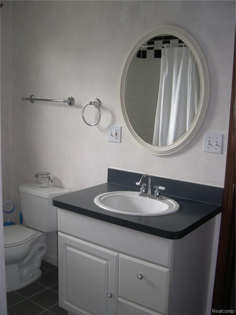 10219 Farmington Road Livonia, MI 48150 - Photo 29 of 34 FULL JACK & JILL BATH BETWEEN TWO UPSTAIRS BEDROOMS