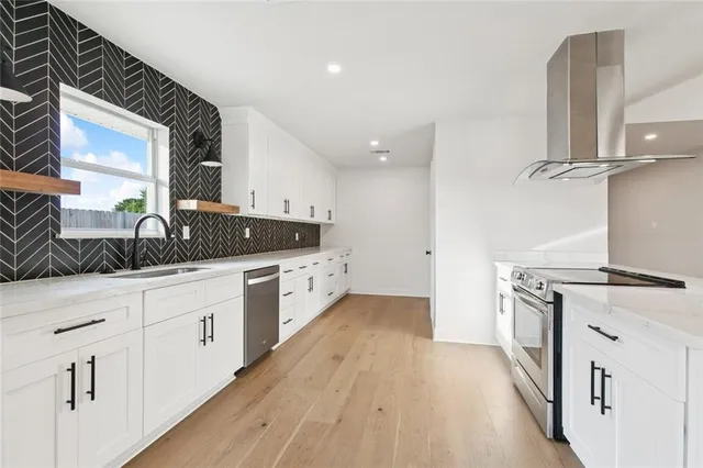 $545,000 | 53 Woodlake Boulevard, Kenner, LA 70065