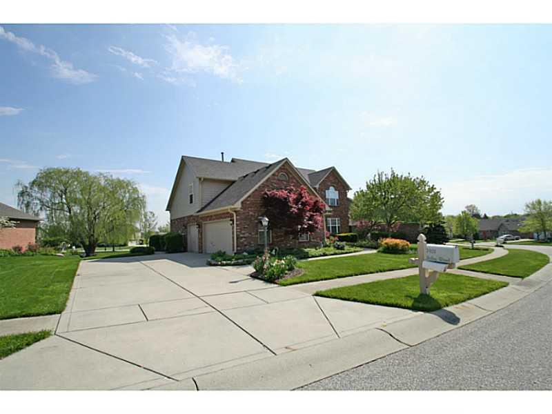 7921 Islay Road Indianapolis, IN 46217 - Photo 2 of 24 Gallery Image 2