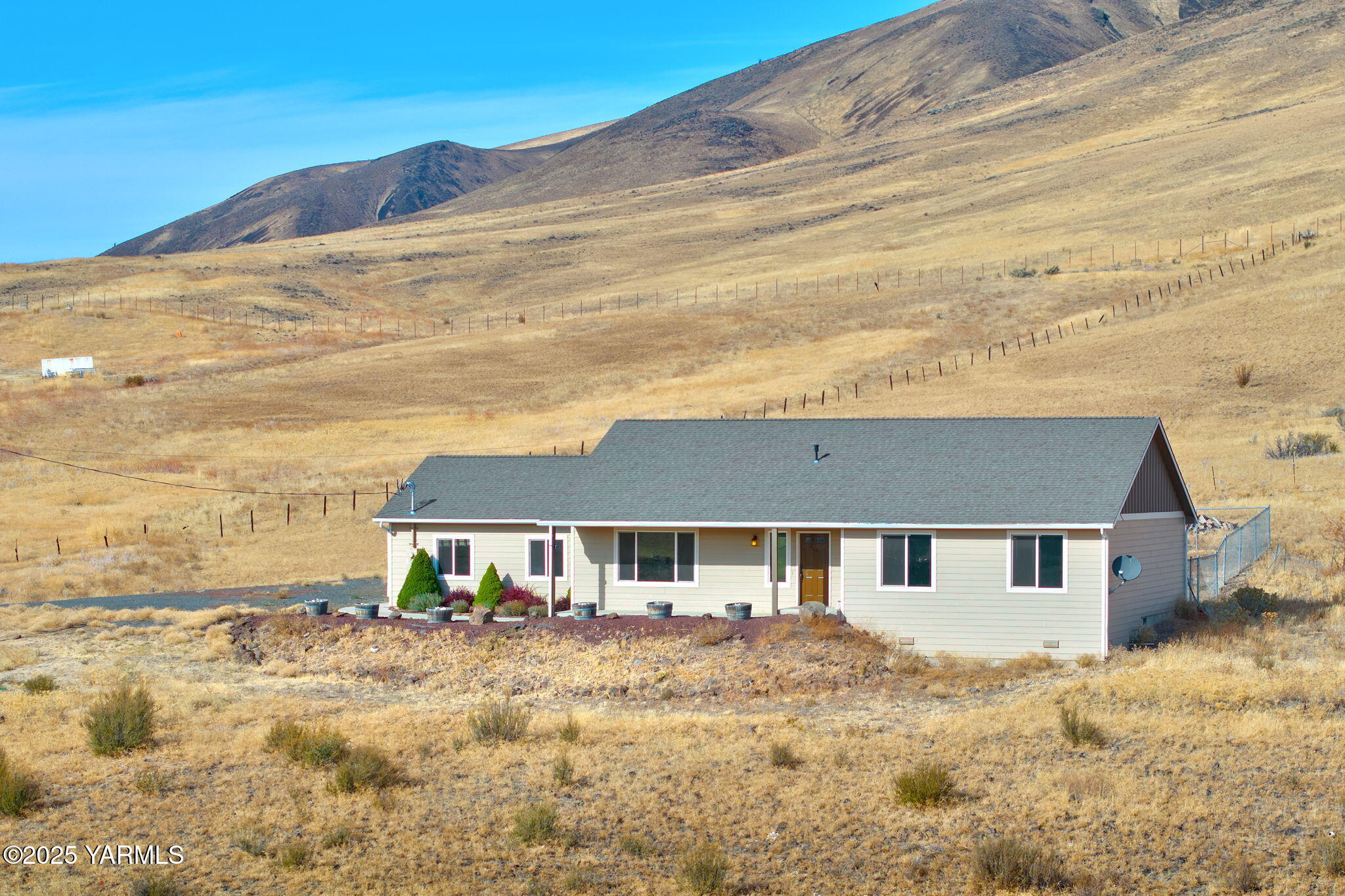1101 Elk Ridge Lane Selah, WA 98942 - Photo 1 of 28 a front view of a house with a yard