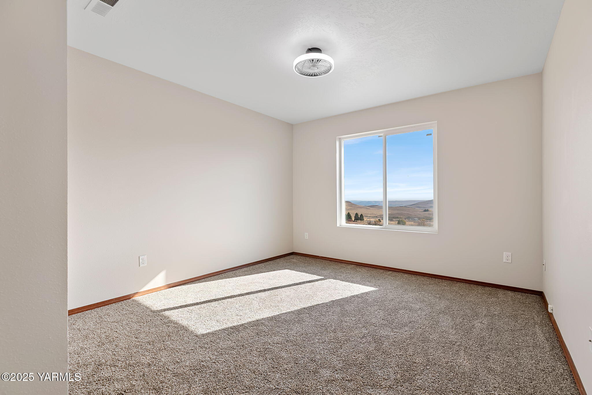 1101 Elk Ridge Lane Selah, WA 98942 - Photo 17 of 28 an empty room with windows
