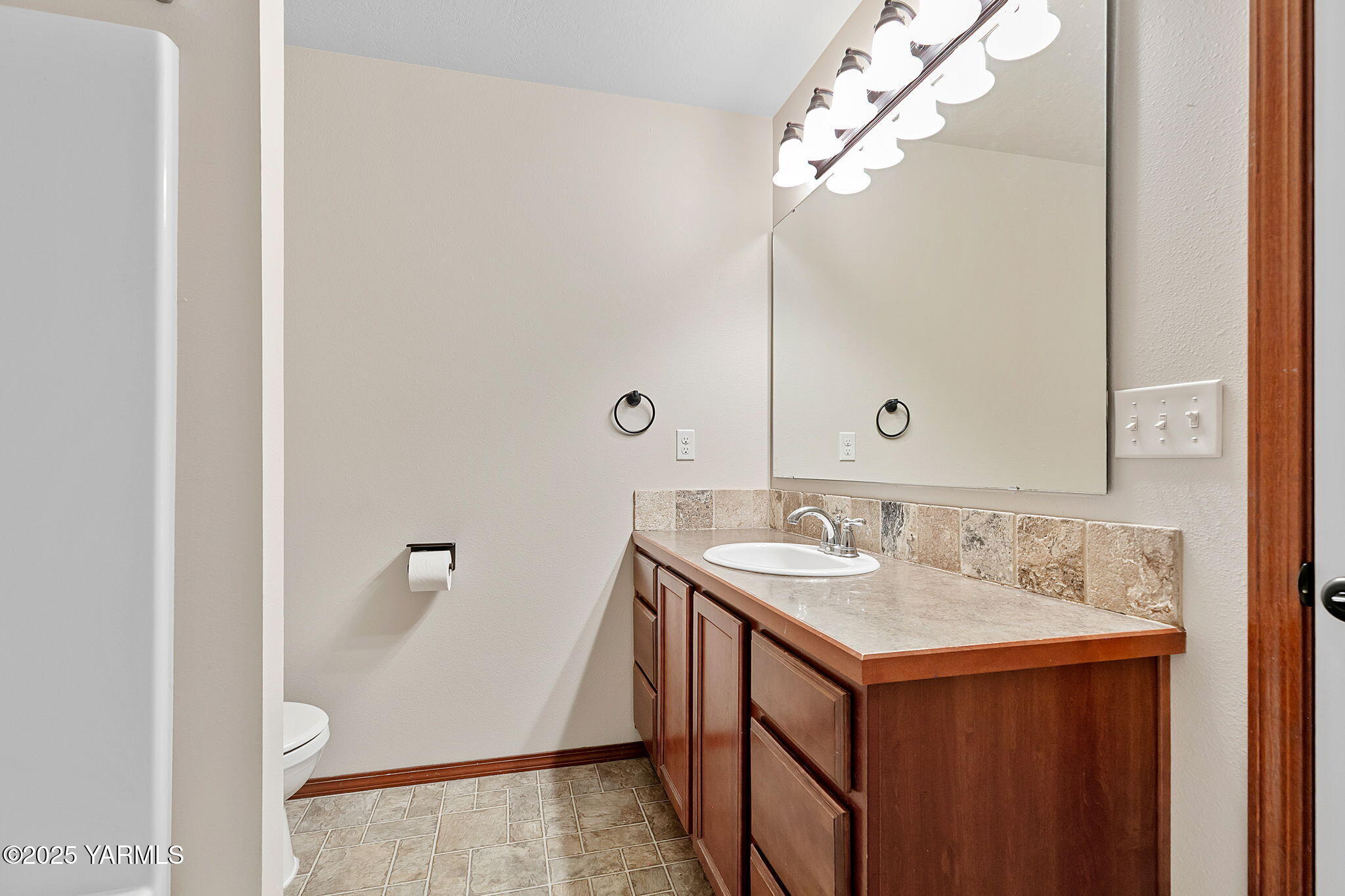 1101 Elk Ridge Lane Selah, WA 98942 - Photo 18 of 28 a bathroom with a sink and a mirror
