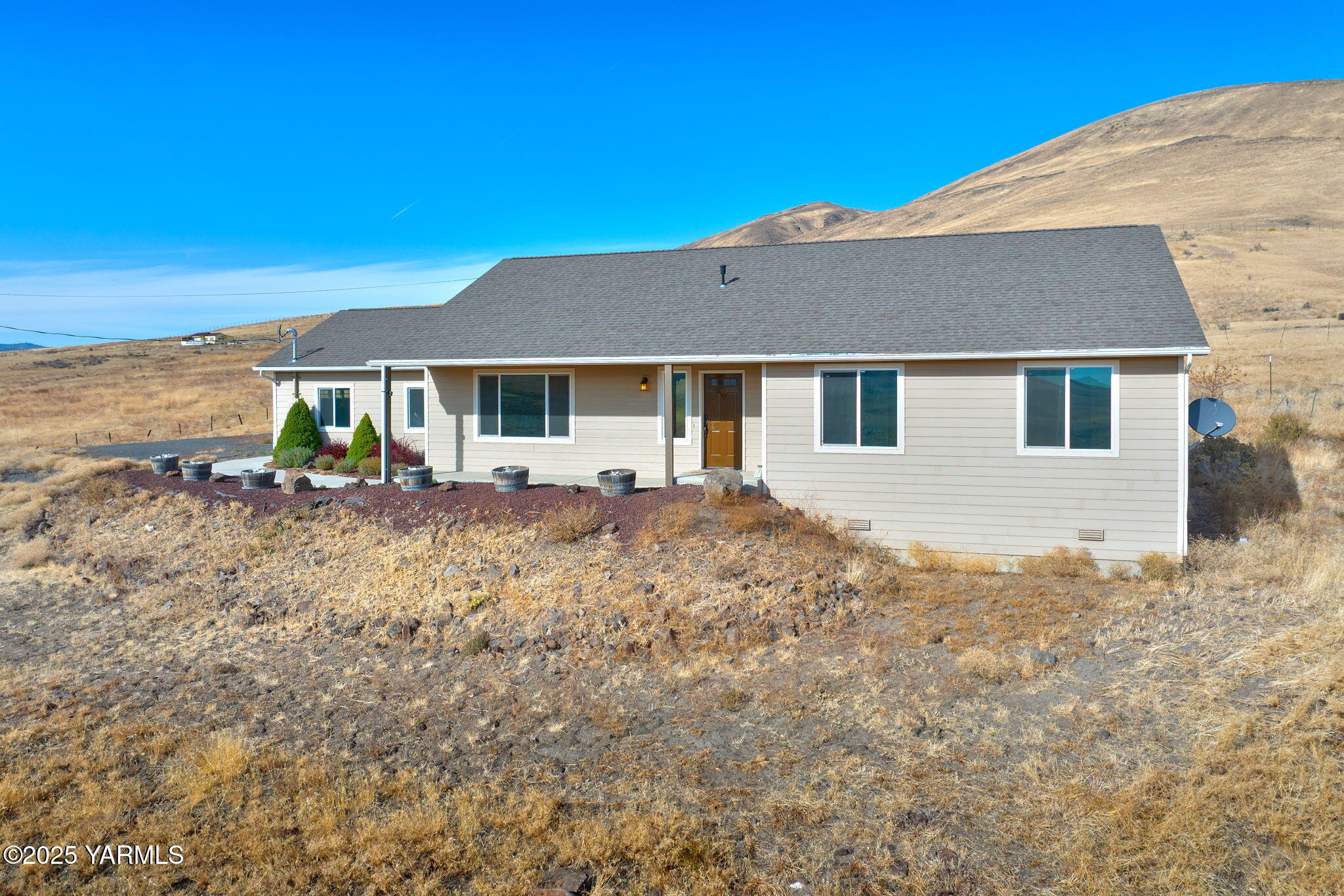 1101 Elk Ridge Lane Selah, WA 98942 - Photo 2 of 28 front view of a house with a yard