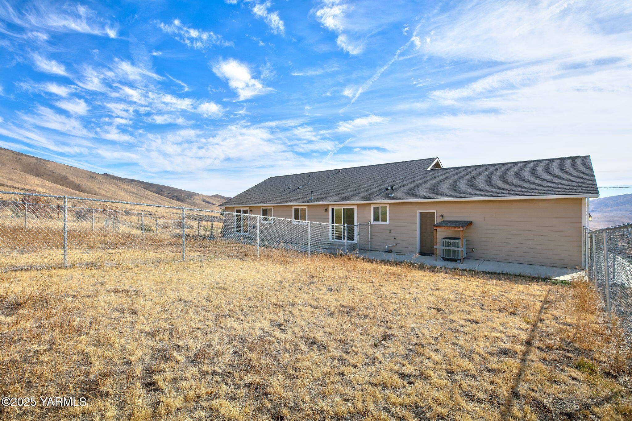1101 Elk Ridge Lane Selah, WA 98942 - Photo 22 of 28 a house with yard in front of it