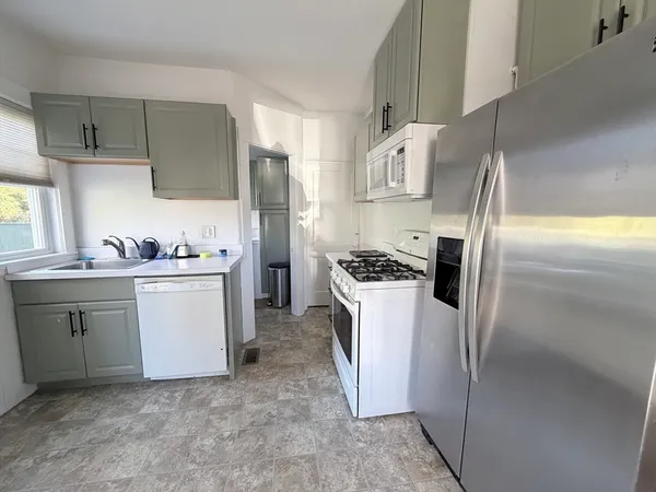 $3,000 | 9 Hollis Street, Unit B, Milton, MA 02186