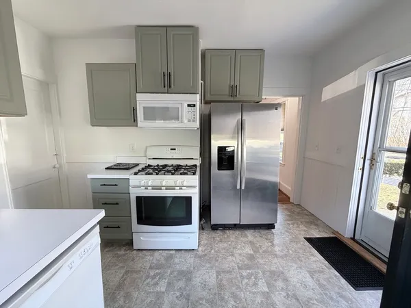 $3,000 | 9 Hollis Street, Unit B, Milton, MA 02186