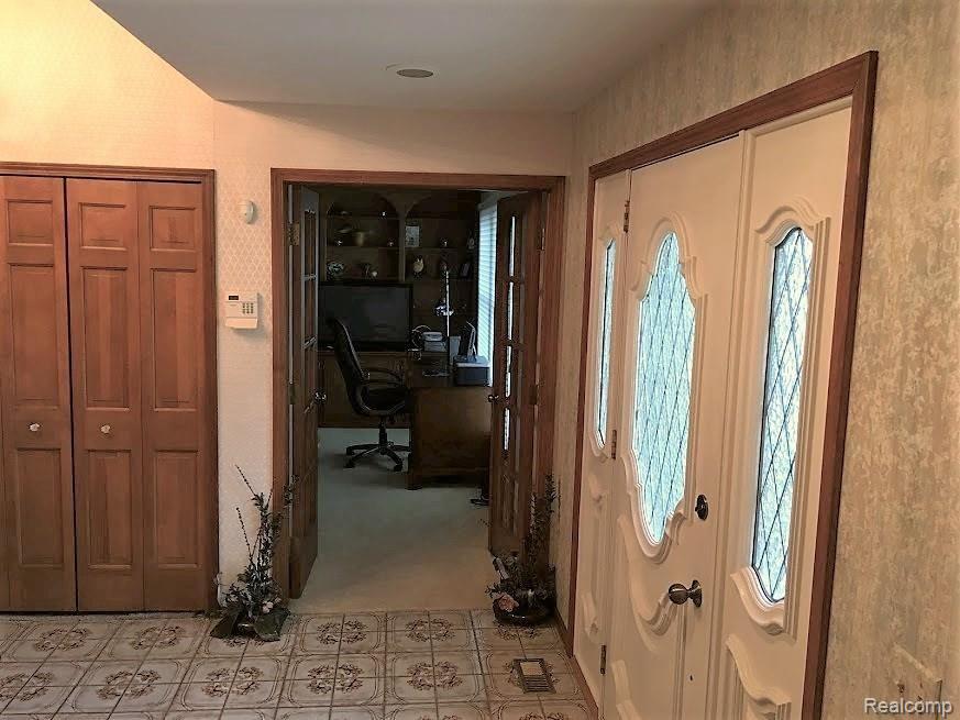 1344 Springborrow Drive Flint, MI 48532 - Photo 17 of 39 Foyer (2).jpg