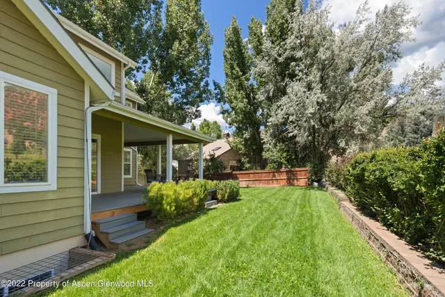 a view of a house with back yard