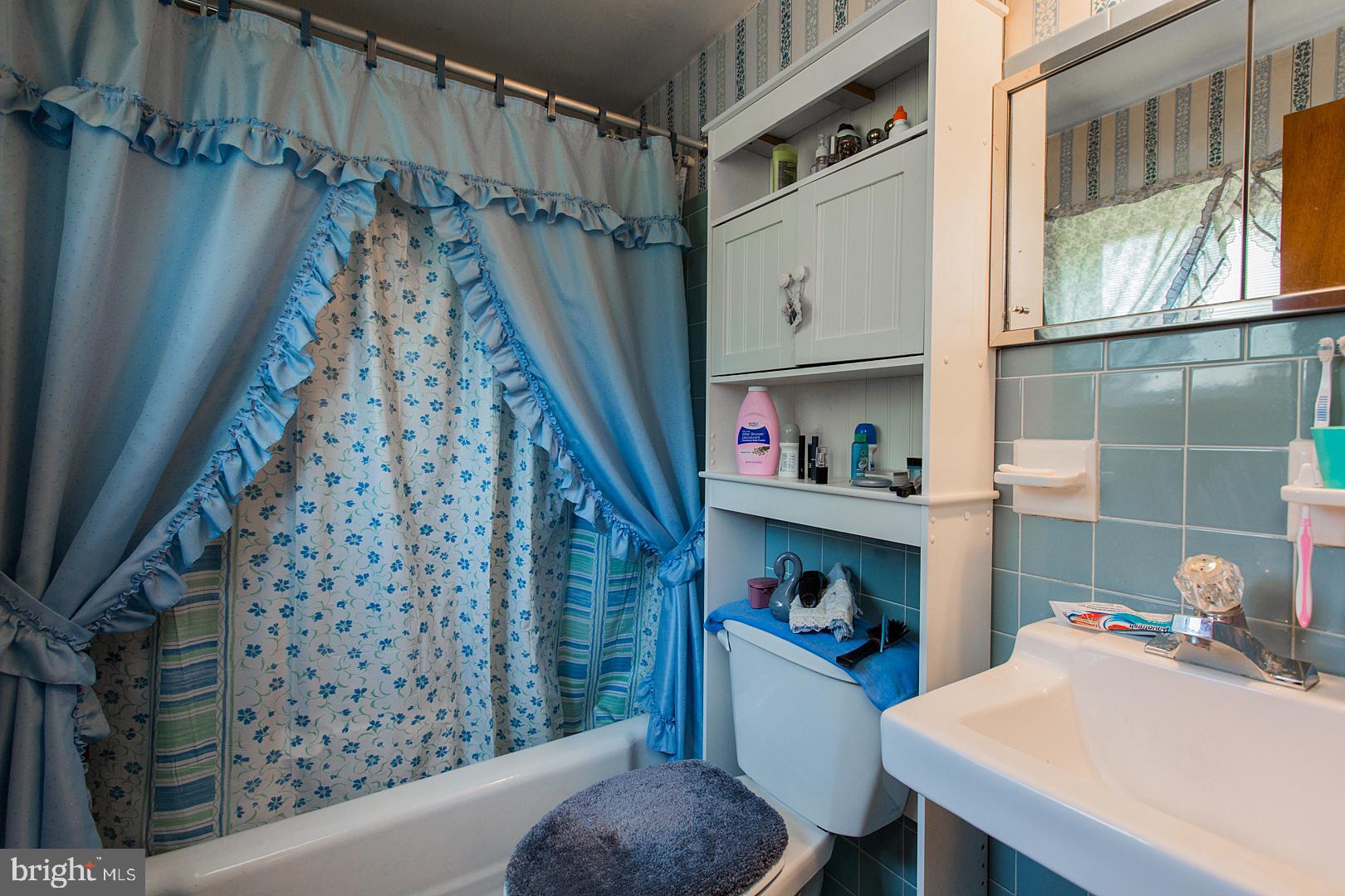 2710 Chapel Road Lancaster, PA 17603 - Photo 30 of 56 Private Full Bath in Master bedroom