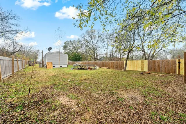 a view of yard with tree