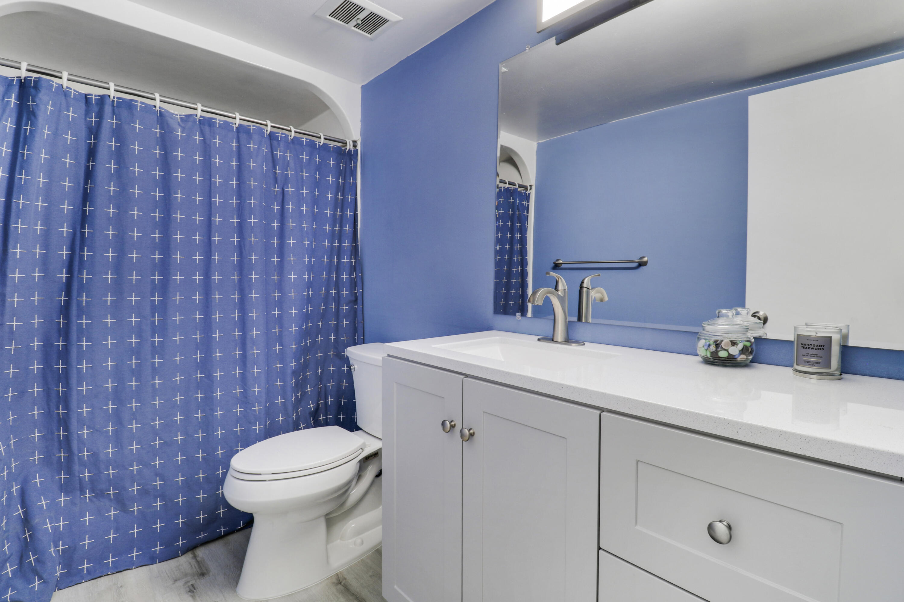 384 Golfview Road, Unit D North Palm Beach, FL 33408 - Photo 21 of 52 Guest Bath