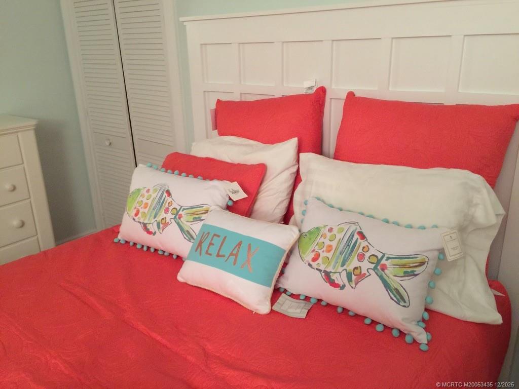 513 Gunwale Lane Longboat Key, FL 34228 - Photo 29 of 59 a bed with a bed and a couch