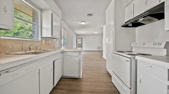 $1,750 | 406 Pamela Drive, Baytown, TX 77521