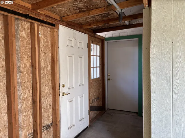 a view of utility room