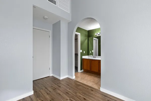 a en suite bathroom with a double vanity sink and a mirror