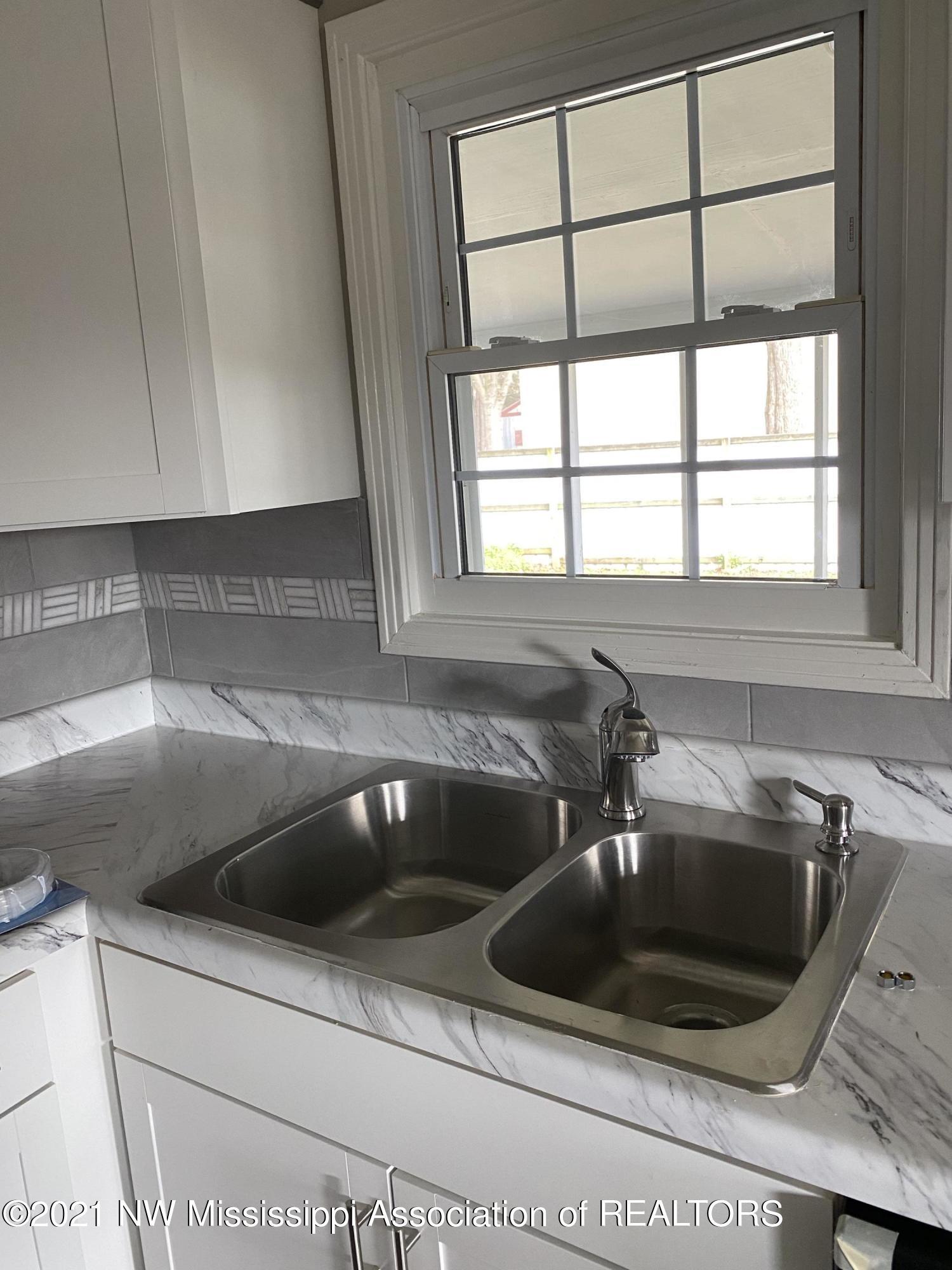 722 Baldwin Road Lake Cormorant, MS 38641 - Photo 12 of 15 kitchen
